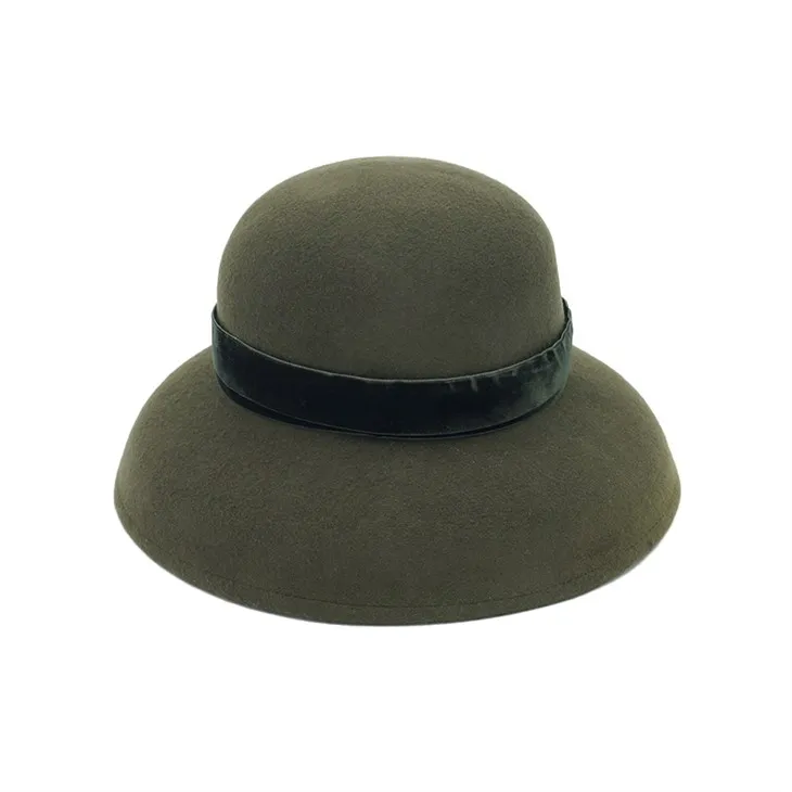 Chapeaux en laine vert noirâtre