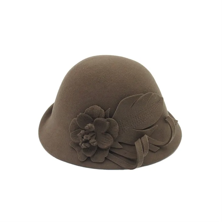 Chapeaux fleuris marron