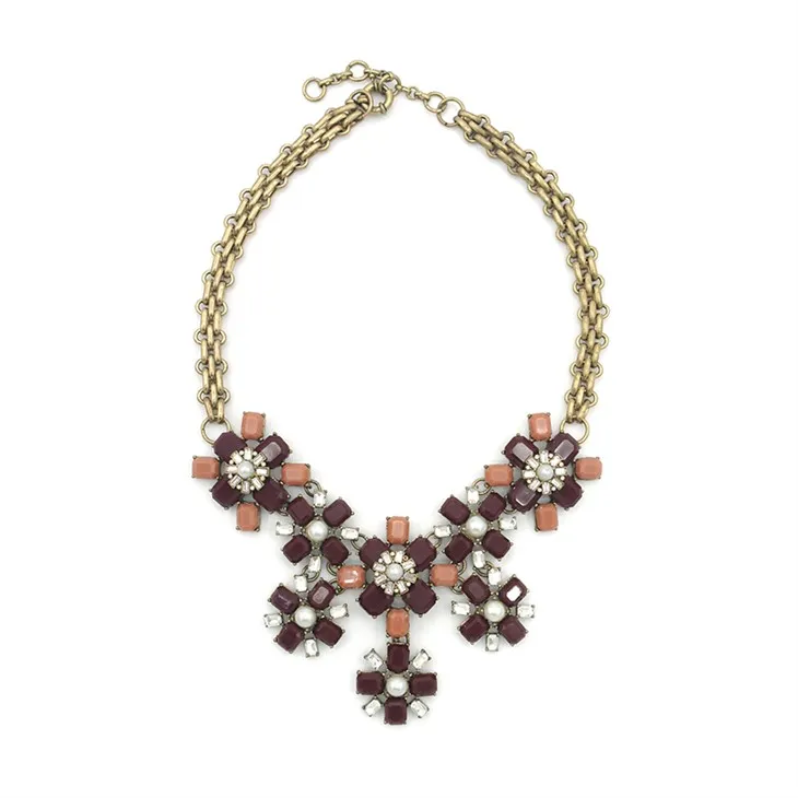 Collier fleuri bordeaux