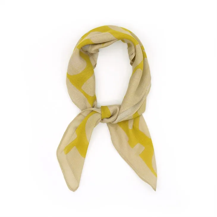 Foulards carrés en soie à motifs géométriques