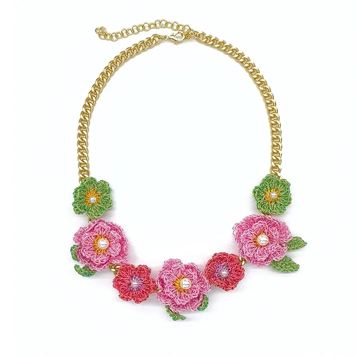 Collier à breloques florales dorées