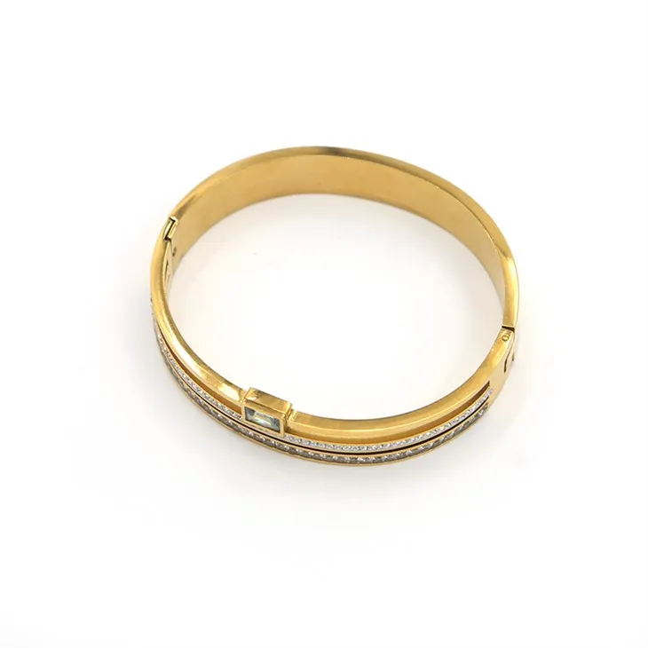 Bracelet audacieux avec étoile dorée