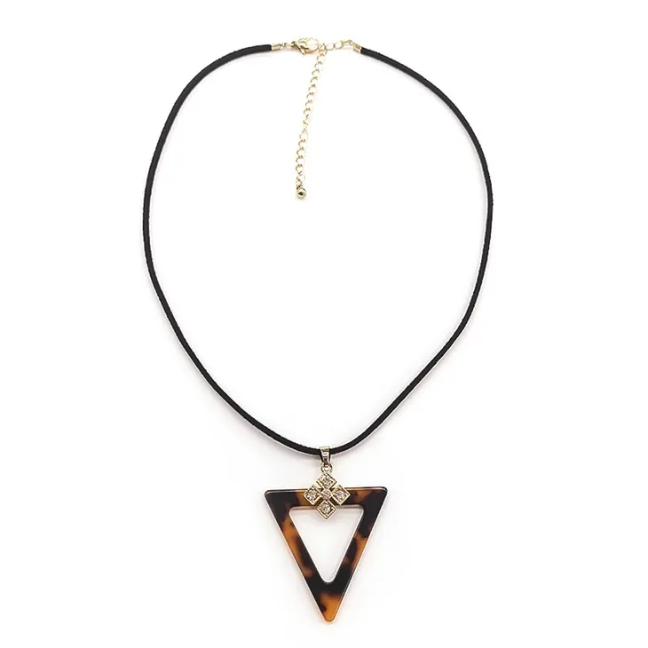Collier avec pendentif triangulaire